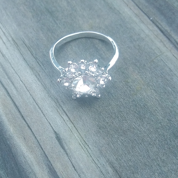 Beautiful winter snowflake ring size 7 - Picture 4 of 4